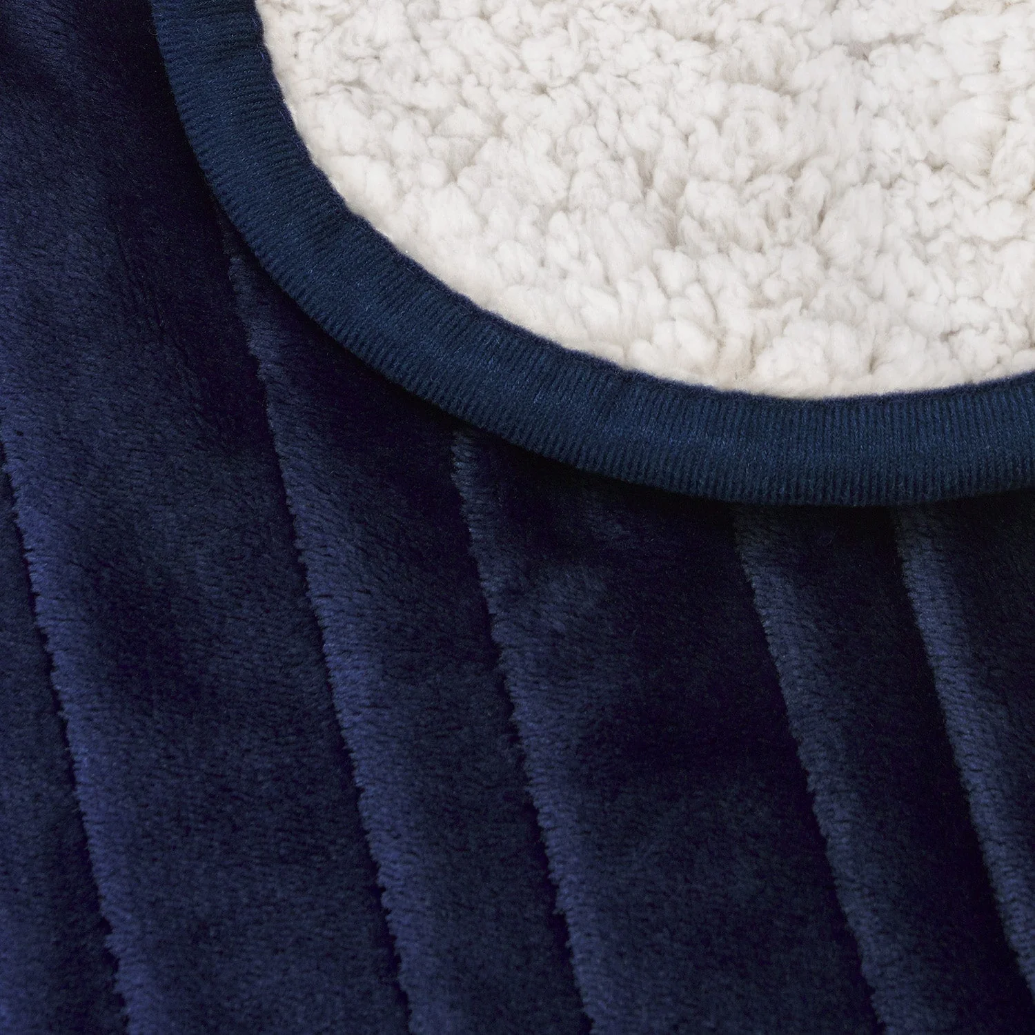Fleece & Sherpa Electric Heated Throw - Navy - Image 3